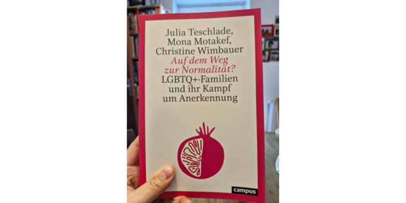 Cover des Buches mit Angabe von Titel und Autorinnen und einer pinken Frucht unten