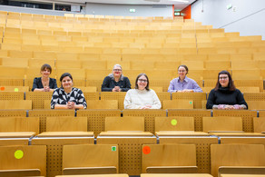 Foto: Die Mitglieder des Lehrstuhls sitzen im Hörsaal.