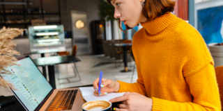 Studentin lernt mit Laptop in einem Cafe