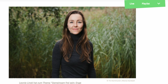 Foto von Leoni Linek vor grünem Hintergrund mit DLF Logo darüber (Bildschirmaufnahme von DLF Nova Website)