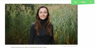 Foto von Leoni Linek vor grünem Hintergrund mit DLF Logo darüber (Bildschirmaufnahme von DLF Nova Website)