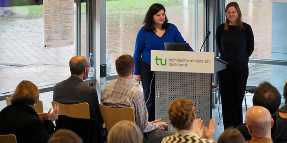 Mona Motakef and Katharina Hoppe at the lectern in front of the applauding audience