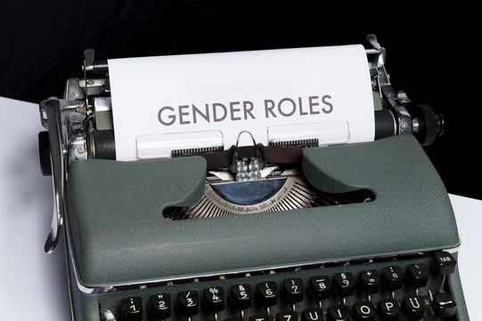 Schreibmaschine mit Blatt auf dem gender roles steht
