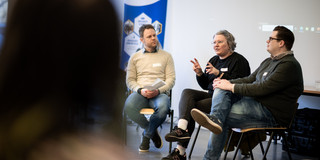 Anike Krämer gestikuliert während sie spricht