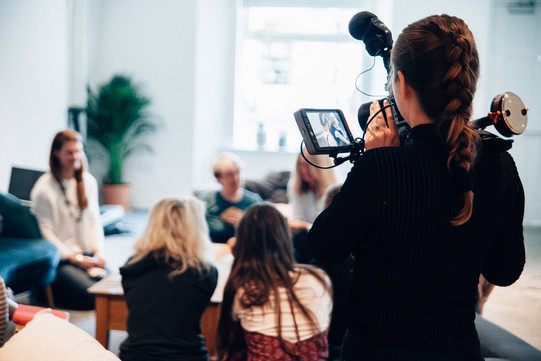 Frau nimmt eine Gruppendiskussion per Video auf