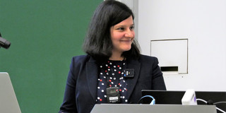 Mona Motakef Das Foto zeigt Prof. Dr. Mona Motakef bei ihrer Antrittsvorlesung am Pult stehend.
