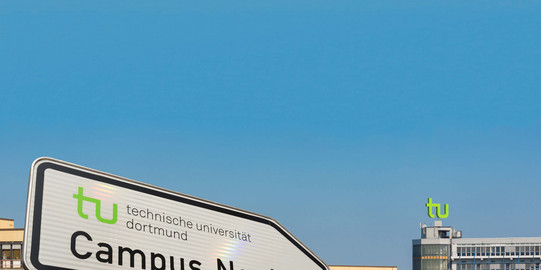 Ein Straßenschild mit dem Weghinweis zum Campus Nord zeigt in Richtung Mathetower.