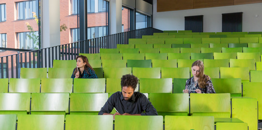 Studierende sitzen in einem Hörsaal im Seminargebäude. 